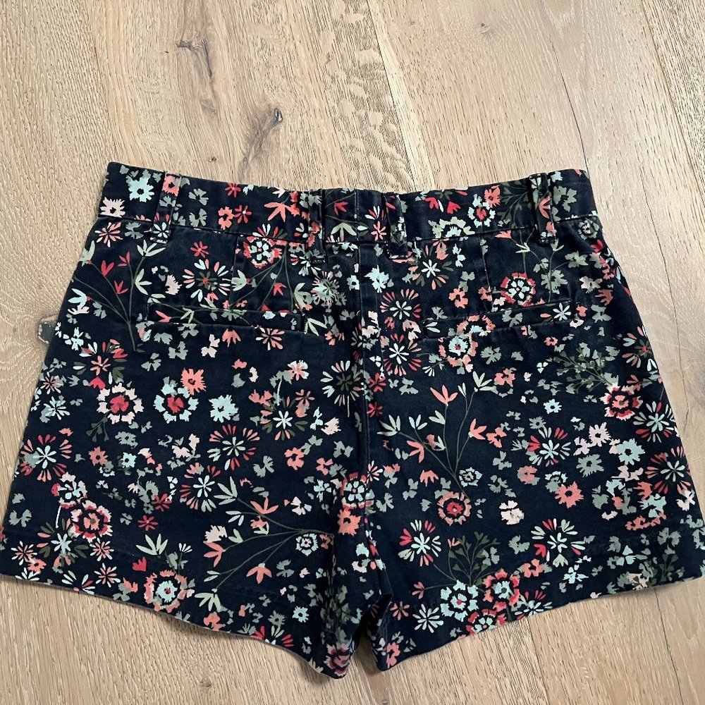GAP Shorts - Picture 2 of 3